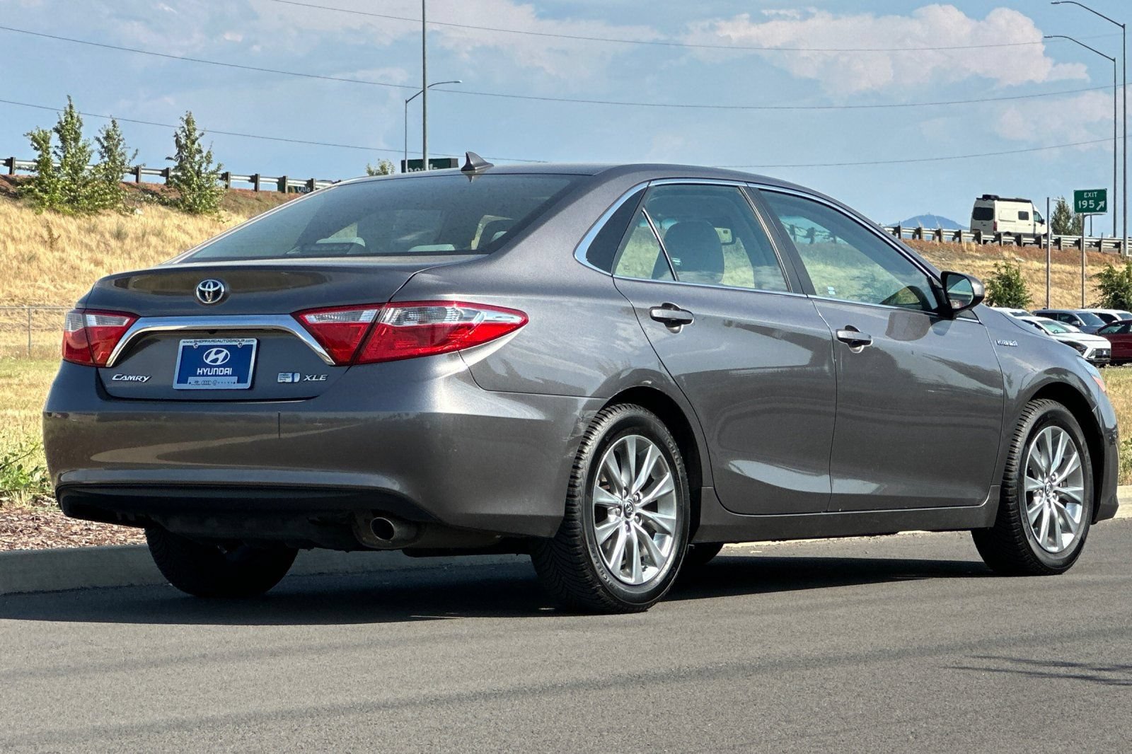 Used 2016 Toyota Camry XLE w/ Moonroof Package FWD image 3