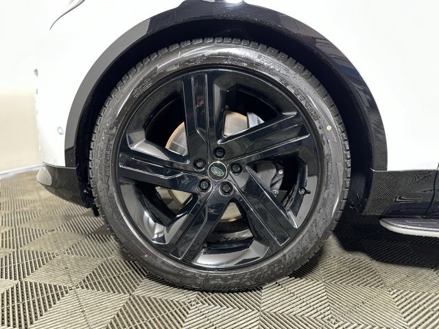 New 2025 Land Rover Discovery Dynamic SE image 10
