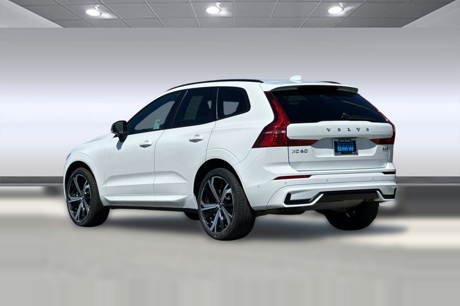 Used 2022 Volvo XC60 B5 R-Design w/ Advanced Package AWD/4WD image 3