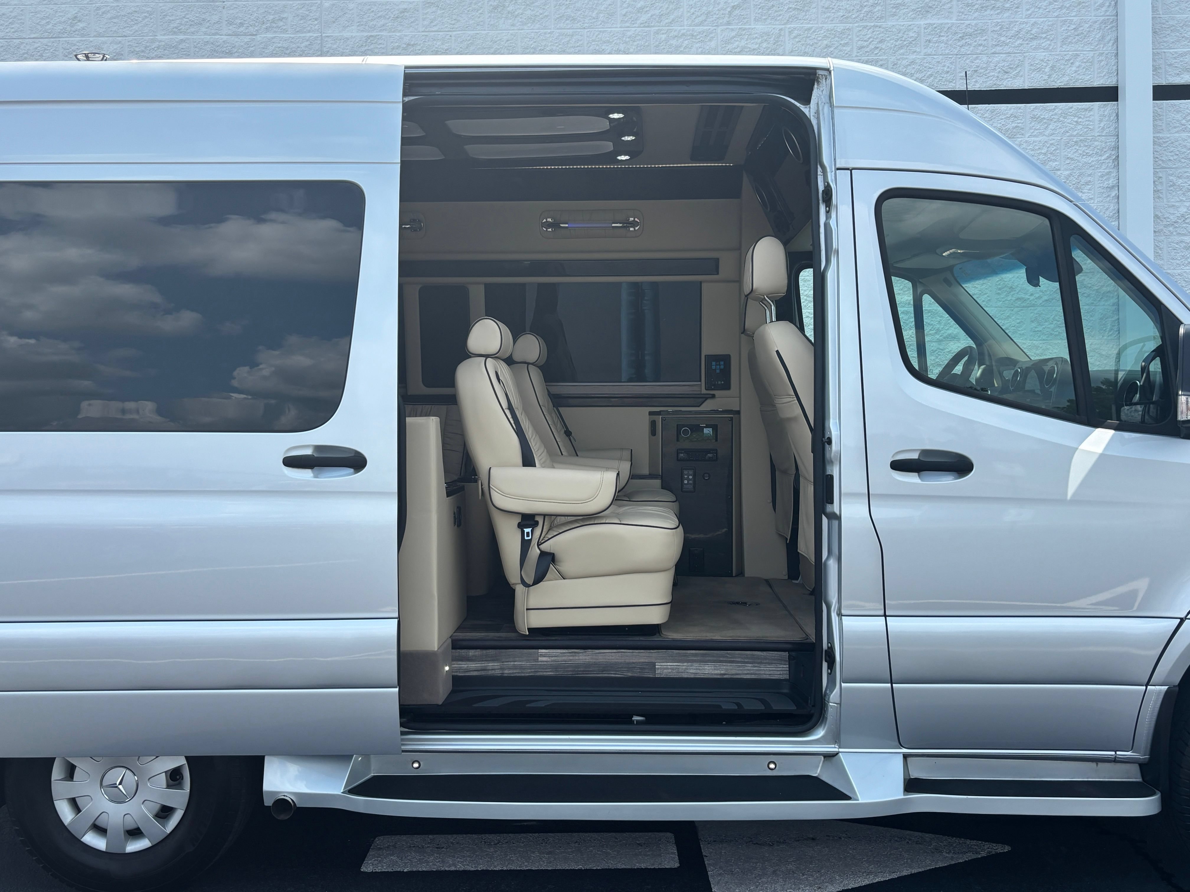 Used 2020 Mercedes-Benz Sprinter 2500 w/ Windows All Around Package image 9