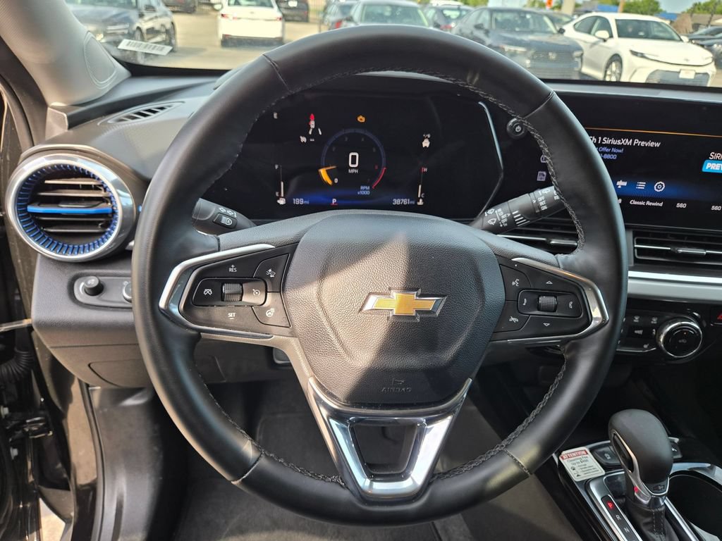 Used 2025 Chevrolet Trax LT w/ LT Convenience Package FWD image 16