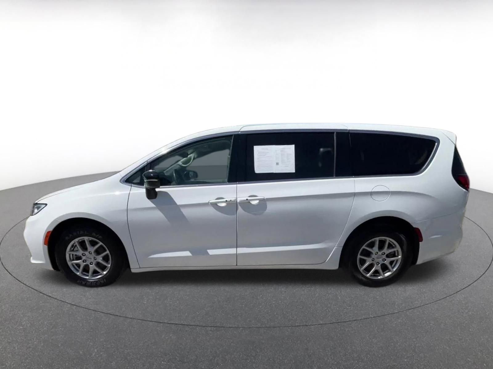 Used 2024 Chrysler Pacifica Touring-L FWD image 9