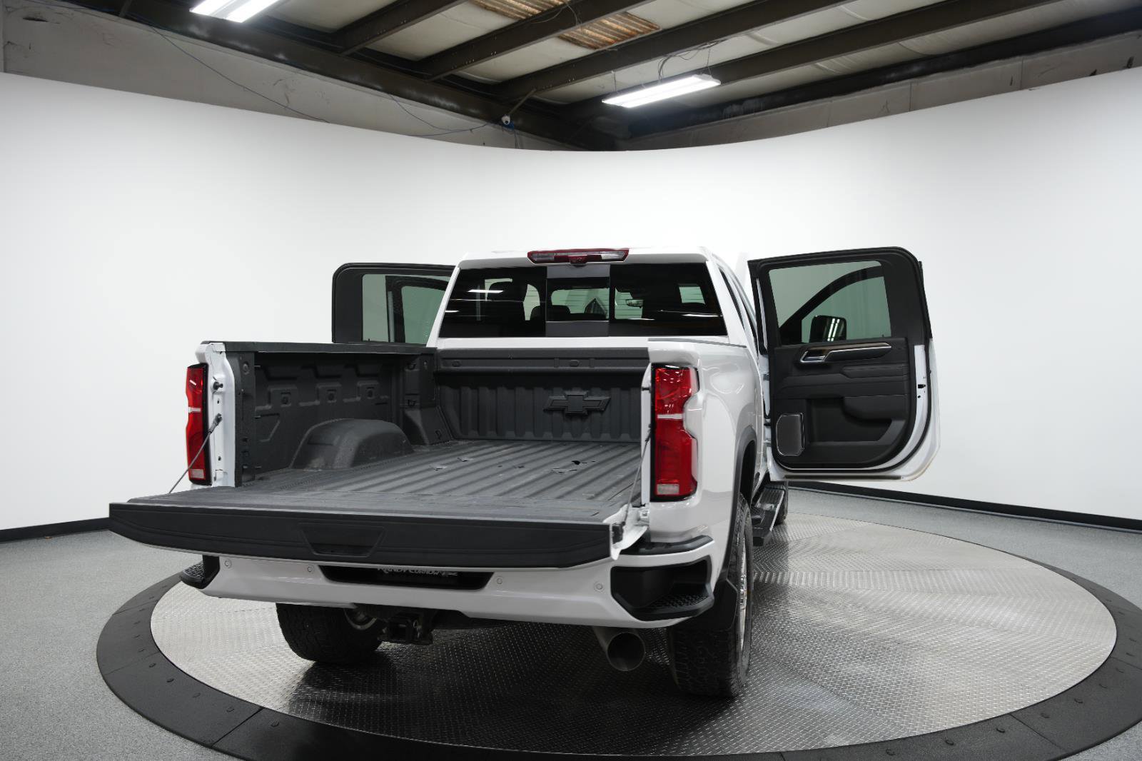 Used 2025 Chevrolet Silverado 2500 High Country w/ High Country Premium Package AWD/4WD image 12