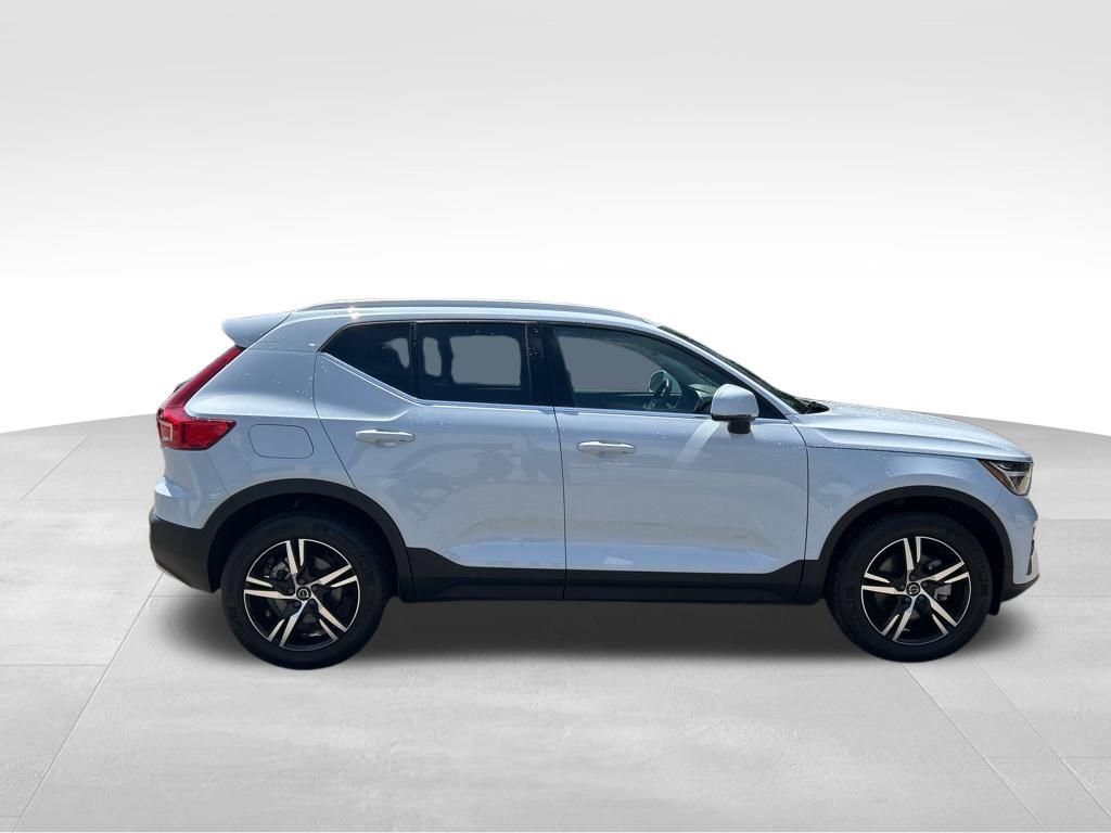 Used 2025 Volvo XC40 B5 Core AWD/4WD image 6