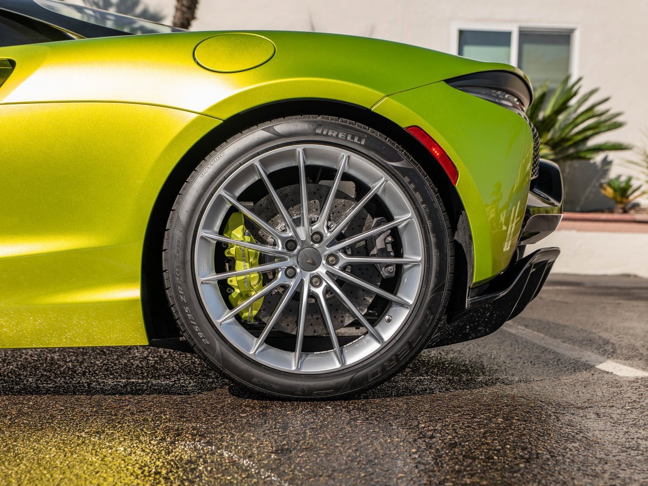 Used 2025 McLaren Artura Spider image 17