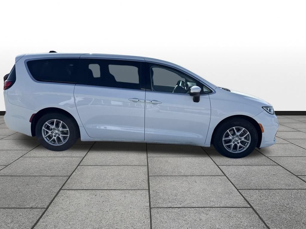 Used 2023 Chrysler Pacifica Touring-L FWD image 4