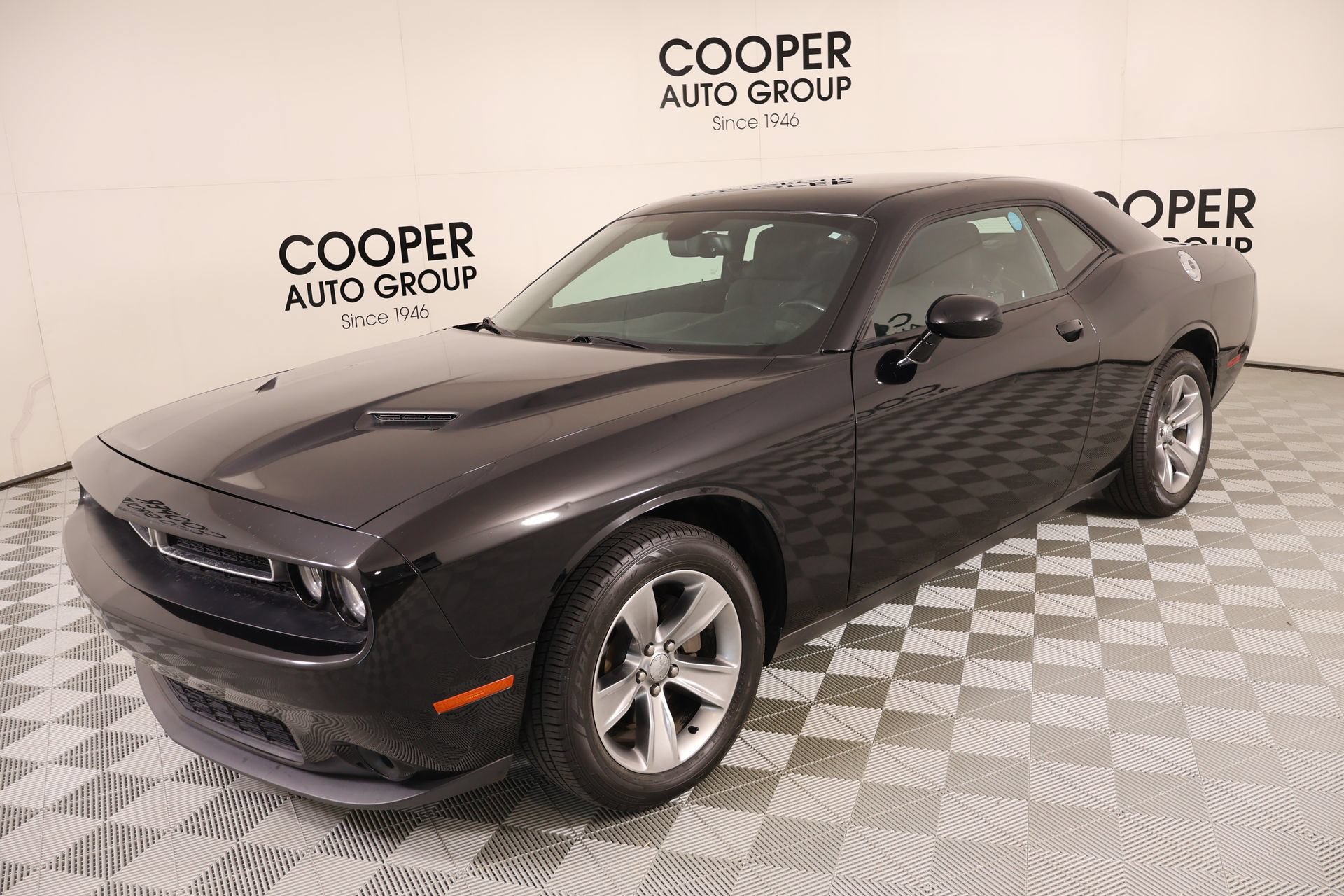Used 2016 Dodge Challenger SXT RWD image 8