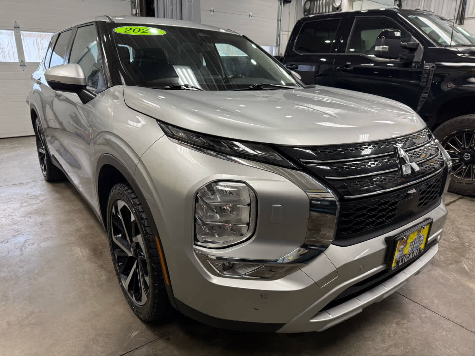 Used 2023 Mitsubishi Outlander SE image 3