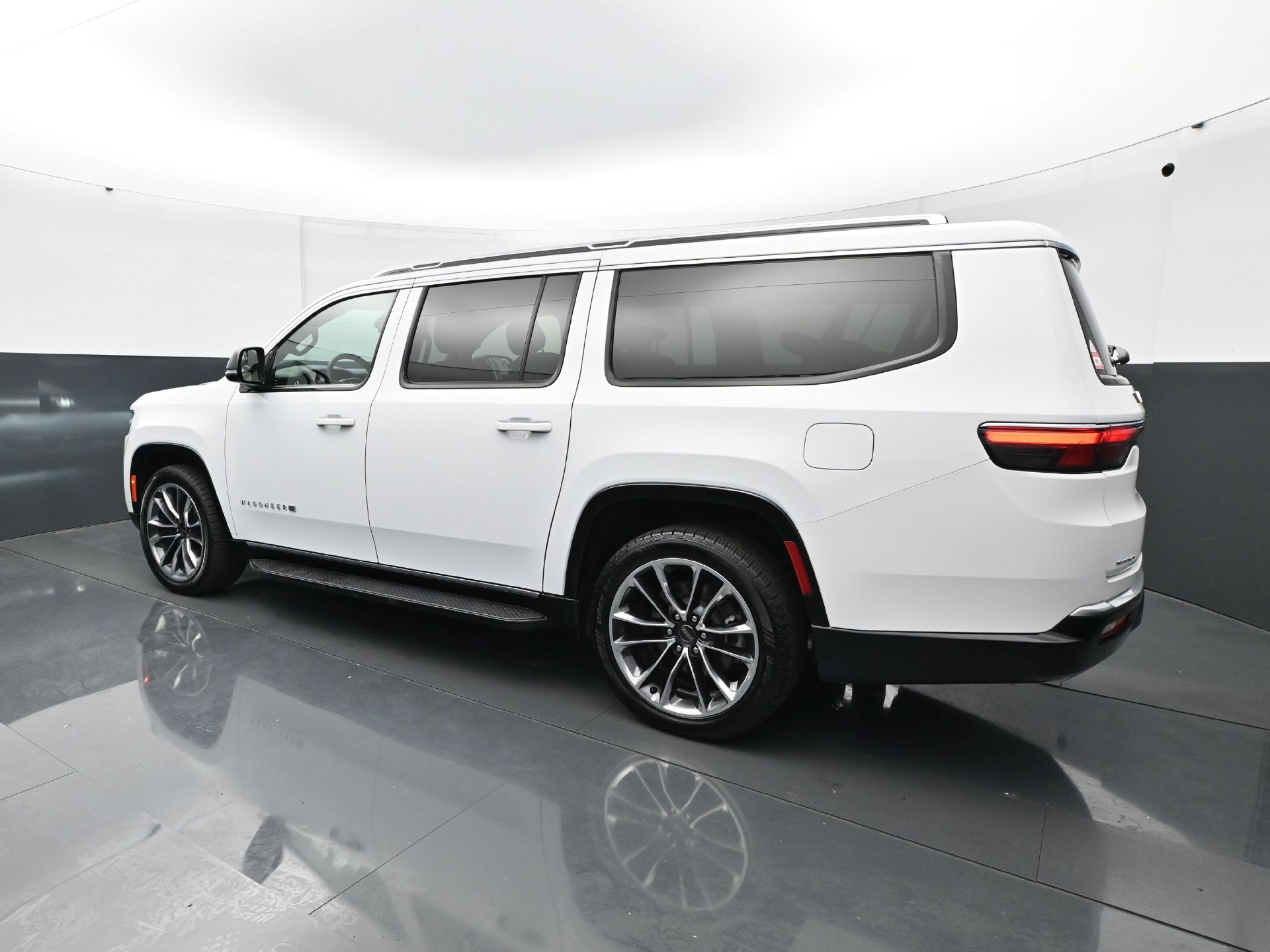 Used 2023 Jeep Wagoneer L Series II w/ Premium Group I AWD/4WD image 4