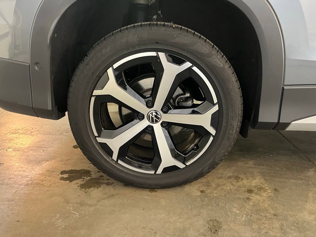 Certified 2025 Volkswagen Tiguan SE AWD/4WD image 32