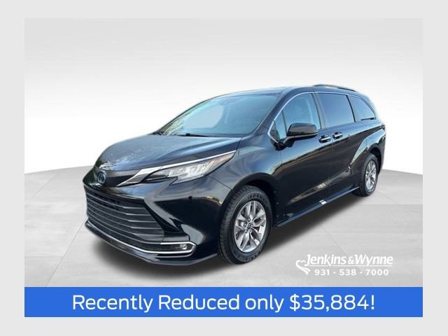 Used 2023 Toyota Sienna XLE image 1