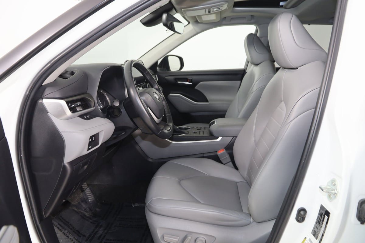 Used 2023 Toyota Highlander XLE image 12