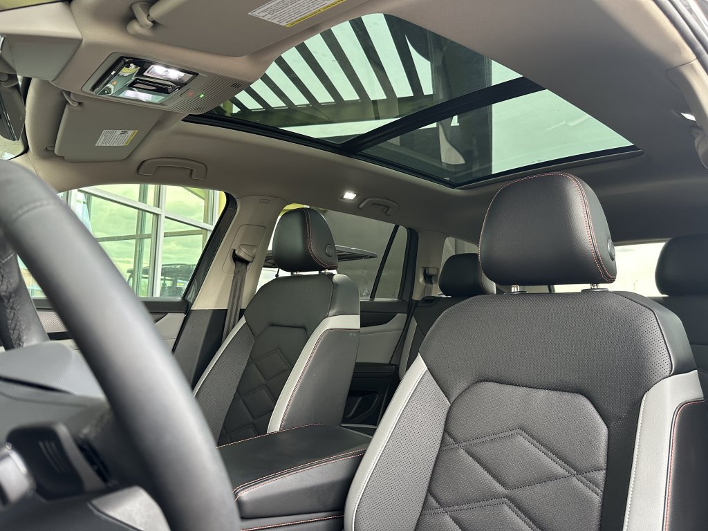Used 2024 Volkswagen Atlas Peak Edition SE AWD/4WD image 32
