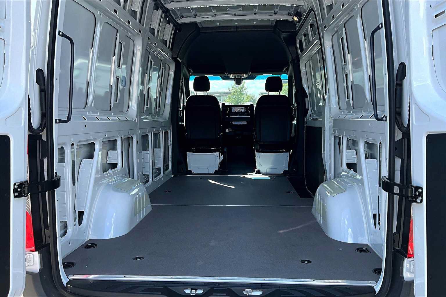 Used 2025 Mercedes-Benz Sprinter 2500 image 2