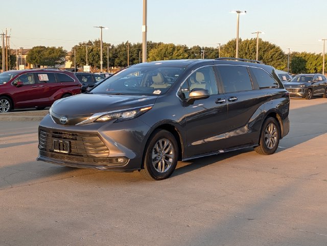 Certified 2025 Toyota Sienna XLE FWD image 10