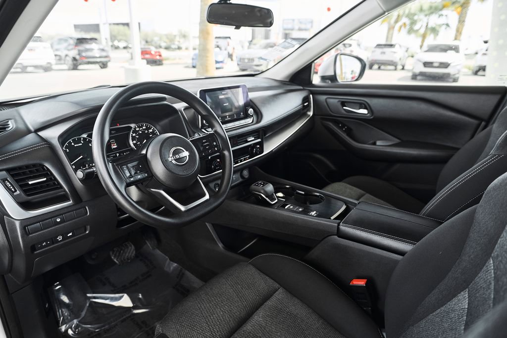 Used 2024 Nissan Rogue SV FWD image 2