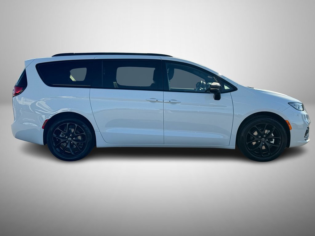 New 2026 Chrysler Pacifica Limited w/ S Appearance Package image 6
