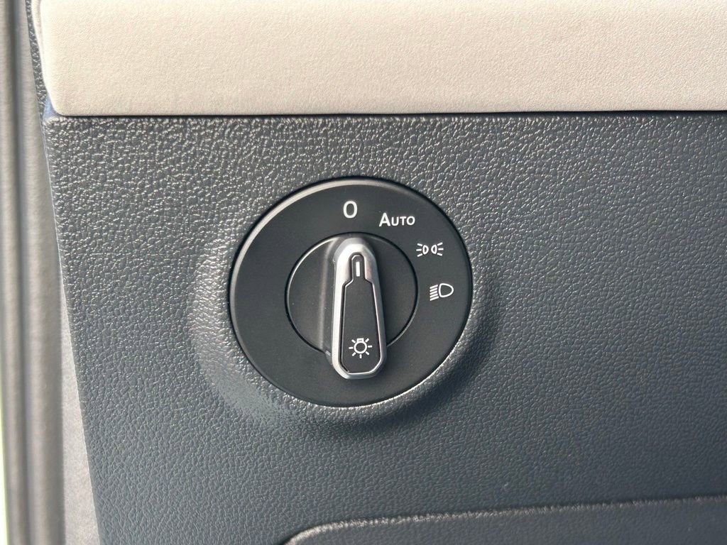 Used 2025 Volkswagen Taos SE image 61