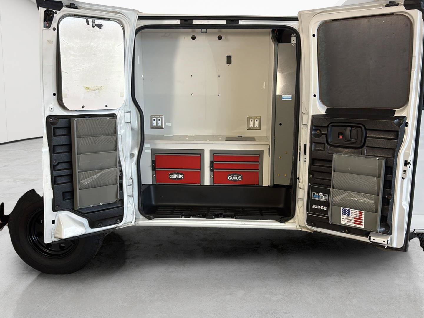 Used 2019 Chevrolet Express 2500 w/ Communications Package RWD image 9