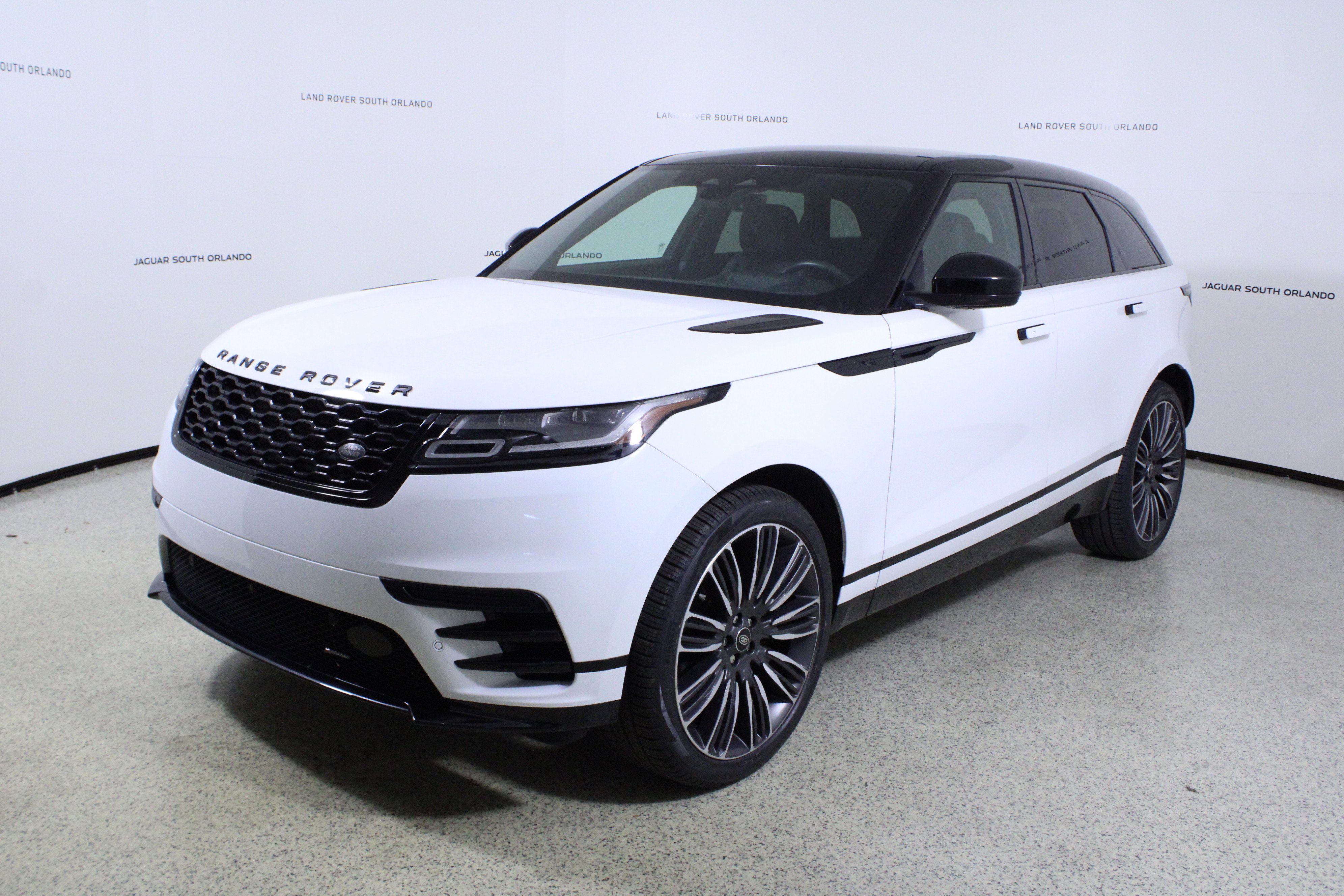Used 2023 Land Rover Range Rover Velar R-Dynamic S image 4