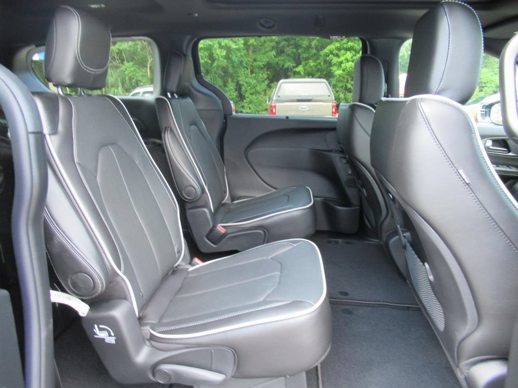 New 2027 Chrysler Pacifica Limited FWD image 32