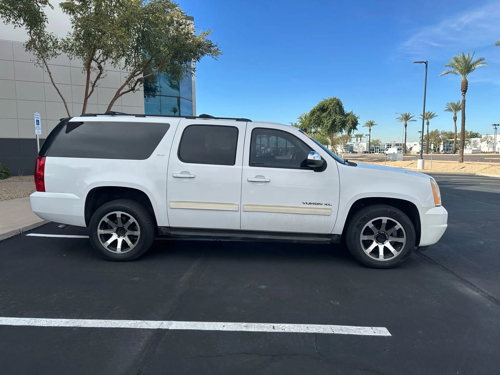 Used 2011 GMC Yukon XL SLT w/ SLT-2 Equipment Package image 4