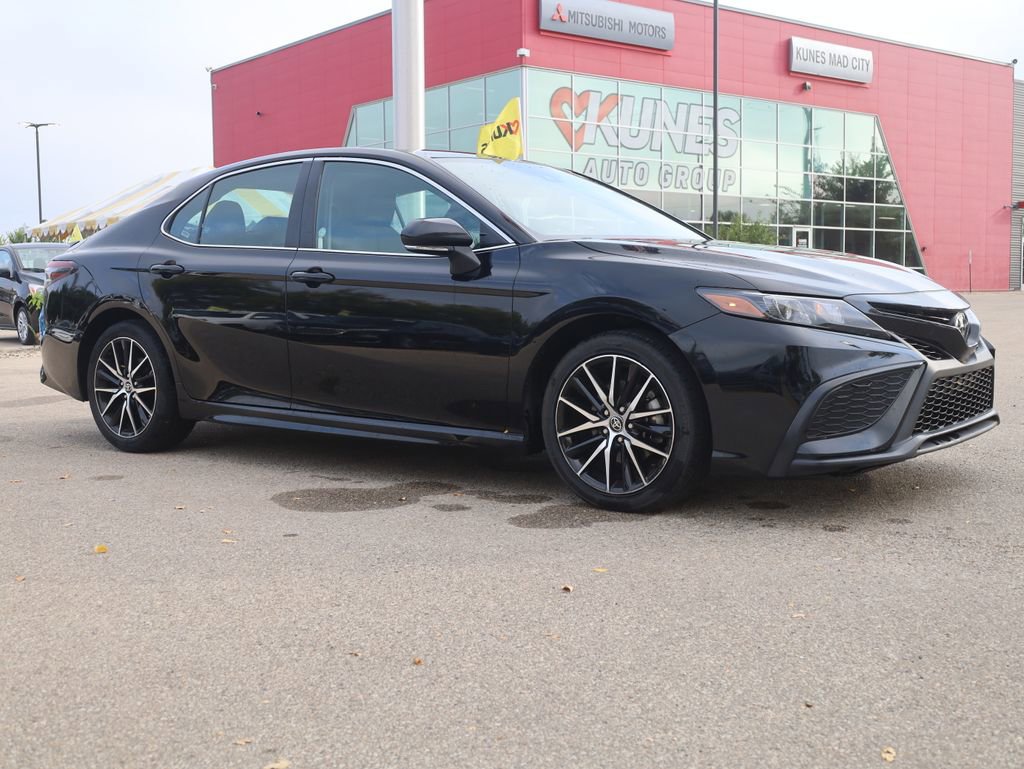 Used 2024 Toyota Camry SE image 2