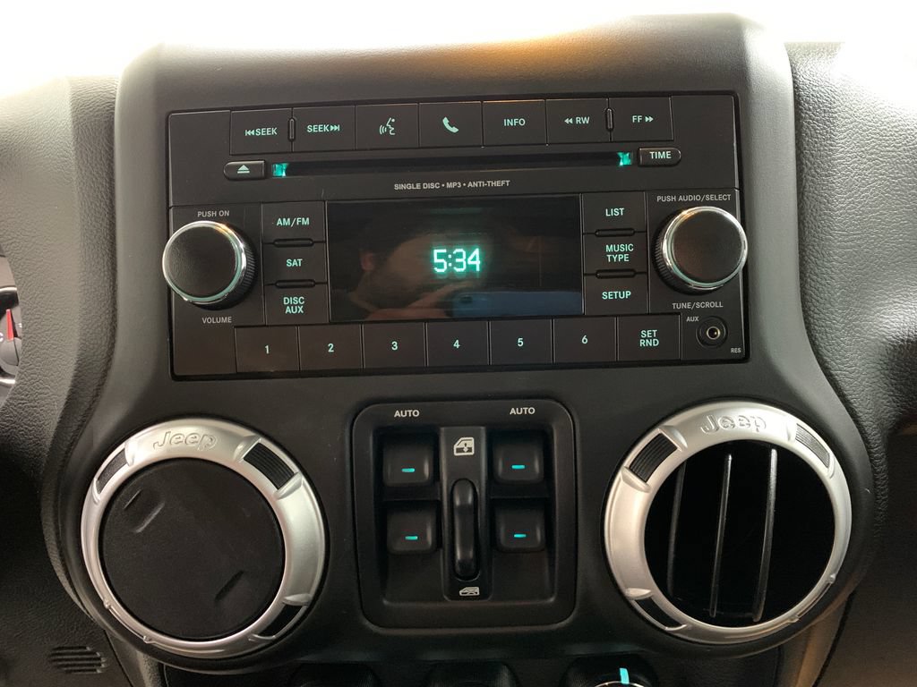 Used 2015 Jeep Wrangler Unlimited Sahara w/ Connectivity Group AWD/4WD image 27