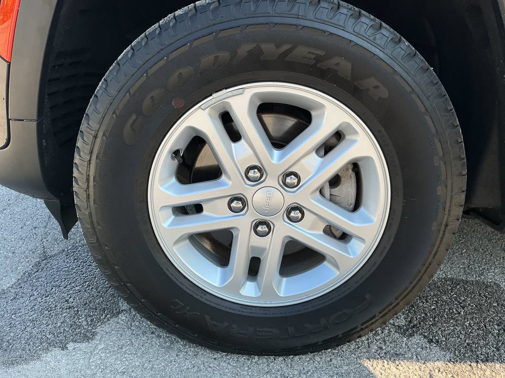Certified 2023 Jeep Grand Cherokee Laredo AWD/4WD image 27