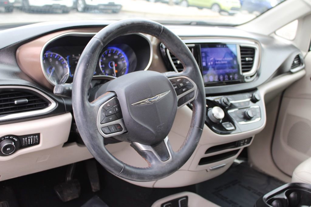 Used 2017 Chrysler Pacifica Touring-L image 18