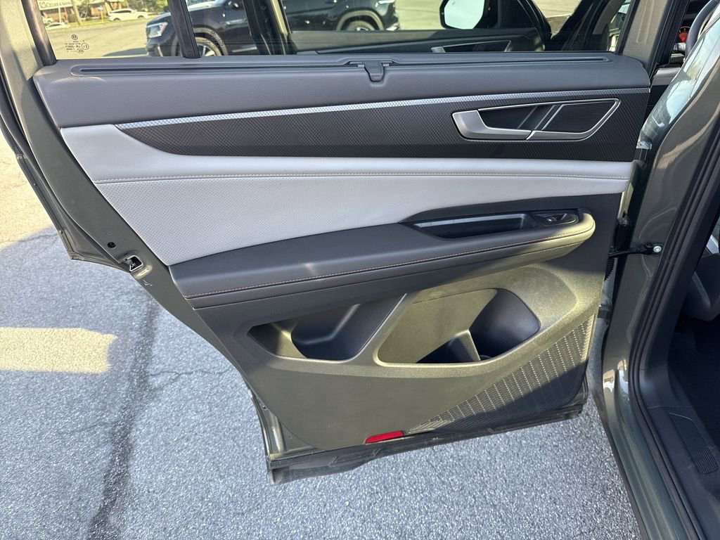Used 2025 Volkswagen Atlas Peak Edition SE image 26