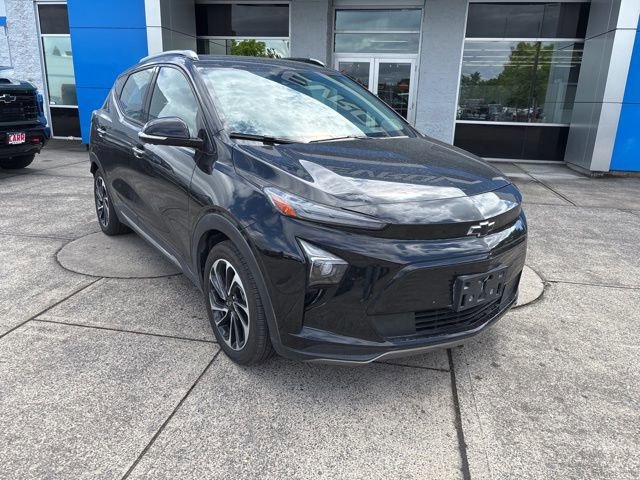 Used 2023 Chevrolet Bolt EUV Premier w/ Sun & Sound Package FWD image 2