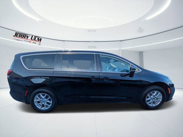 Used 2024 Chrysler Pacifica Touring-L image 2