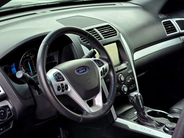 Used 2015 Ford Explorer XLT w/ Equipment Group 202B AWD/4WD image 11