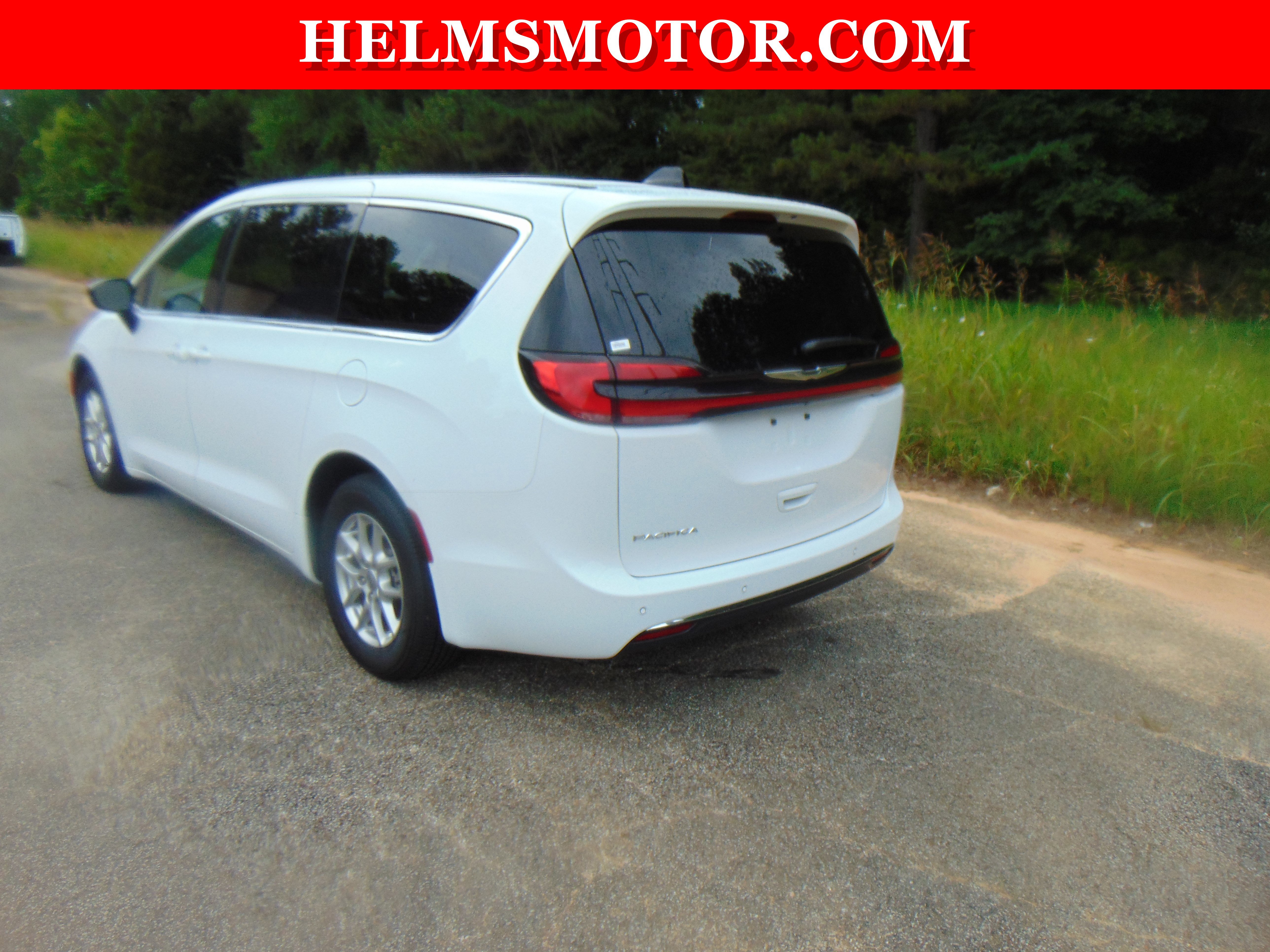 Used 2024 Chrysler Pacifica Touring-L image 12