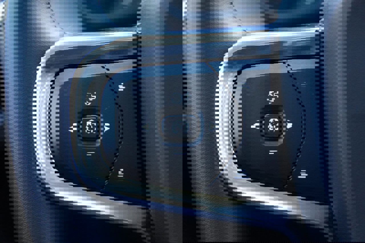 Certified 2025 Volvo XC40 B5 Plus image 15