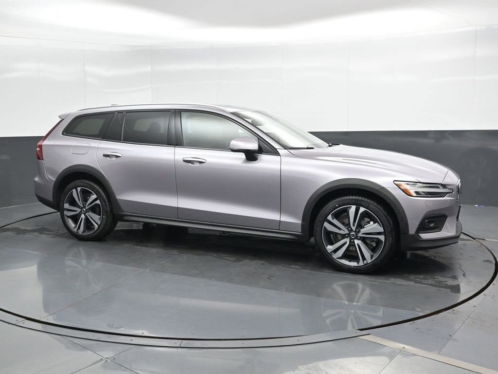 New 2026 Volvo V60 B5 Cross Country Plus w/ Climate Package AWD/4WD image 3