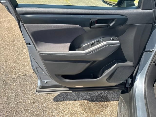 Used 2021 Toyota Highlander LE FWD image 16