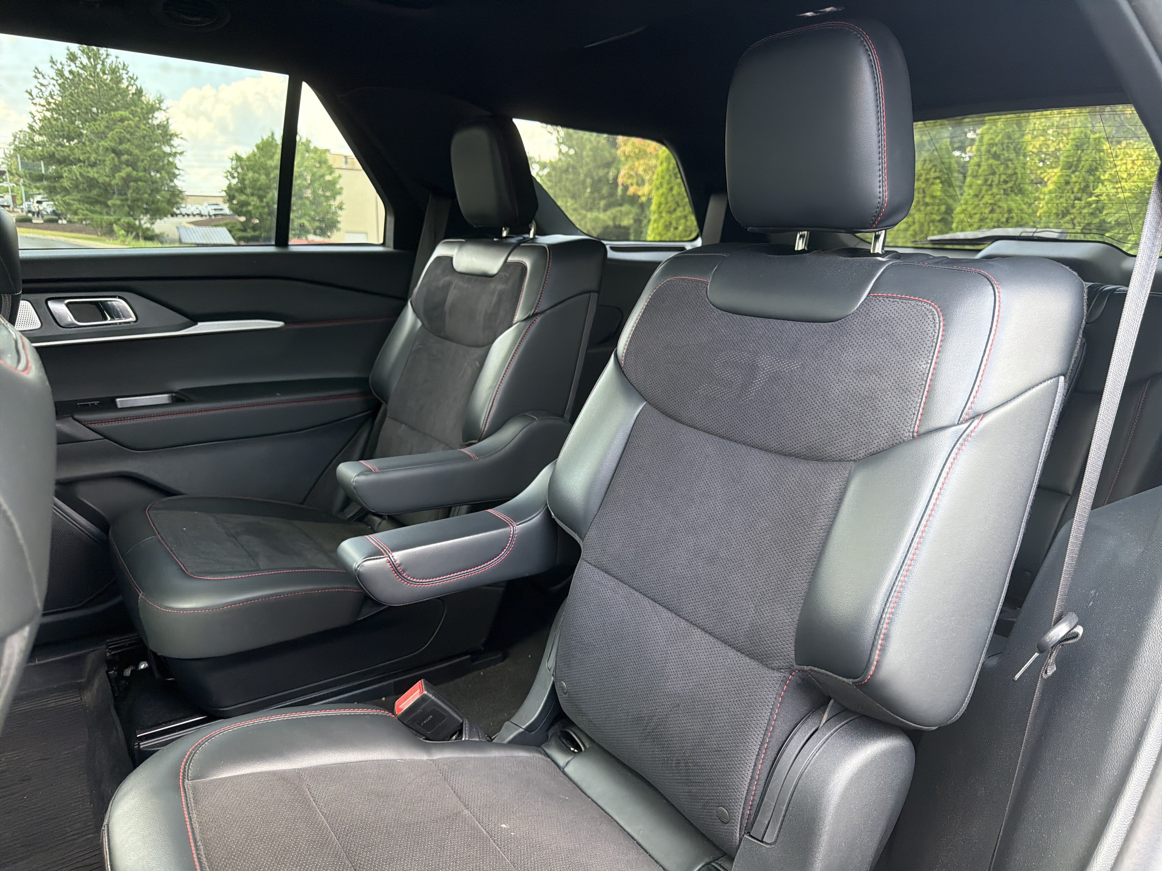 Used 2025 Ford Explorer ST w/ Sun And Sound Package AWD/4WD image 9