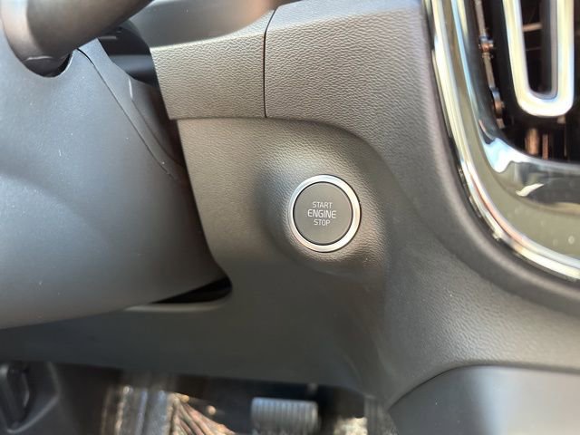 Certified 2025 Volvo XC40 B5 Core image 28