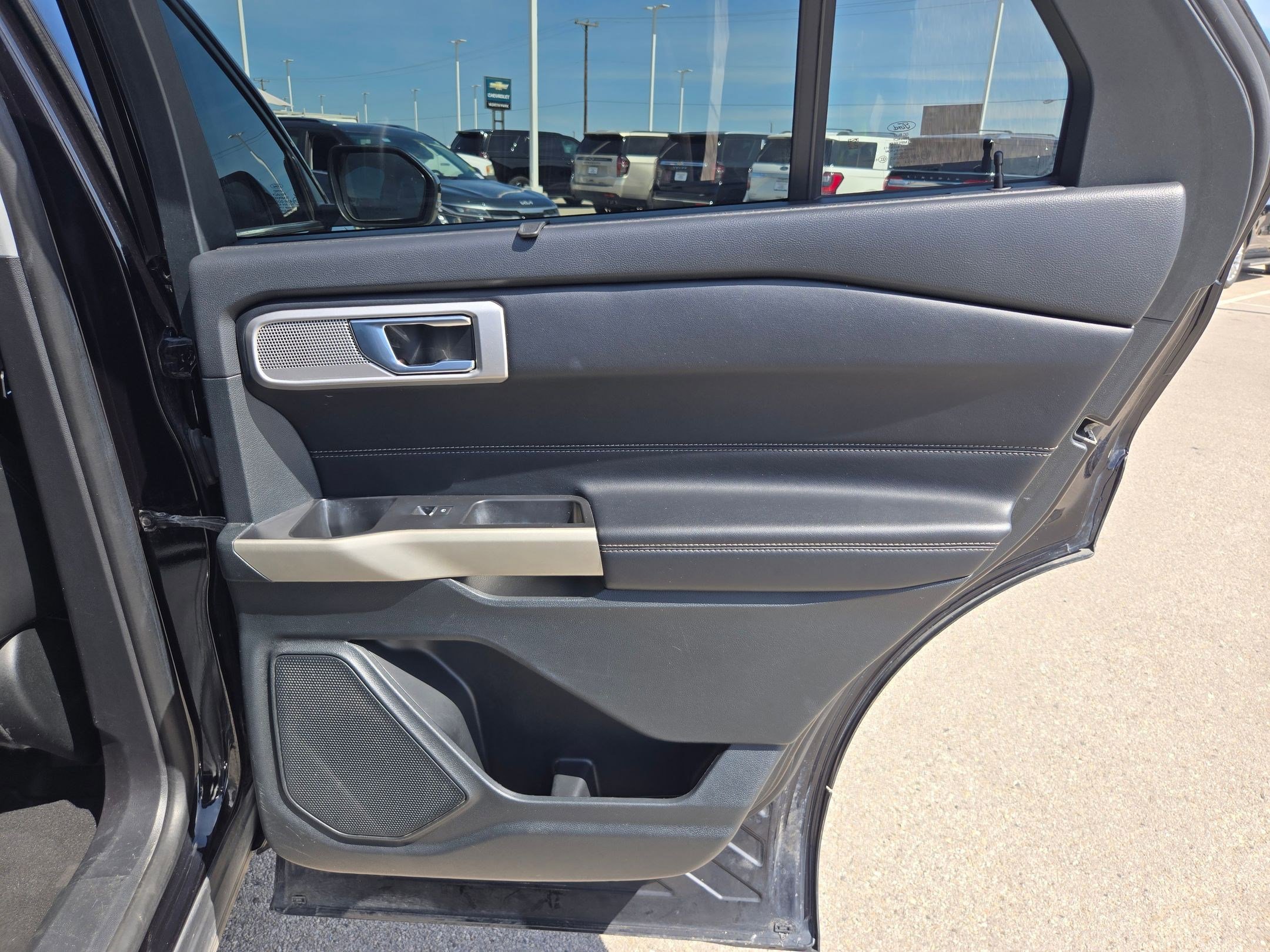 Used 2022 Ford Explorer Limited w/ Equipment Group 301A AWD/4WD image 23