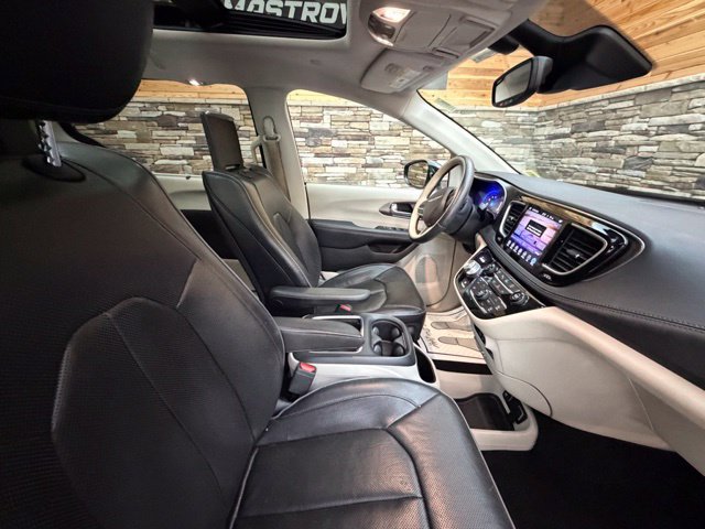 Used 2017 Chrysler Pacifica Limited FWD image 17