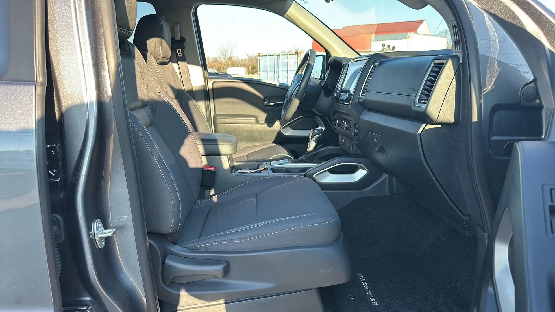 Used 2022 Nissan Frontier SV image 15