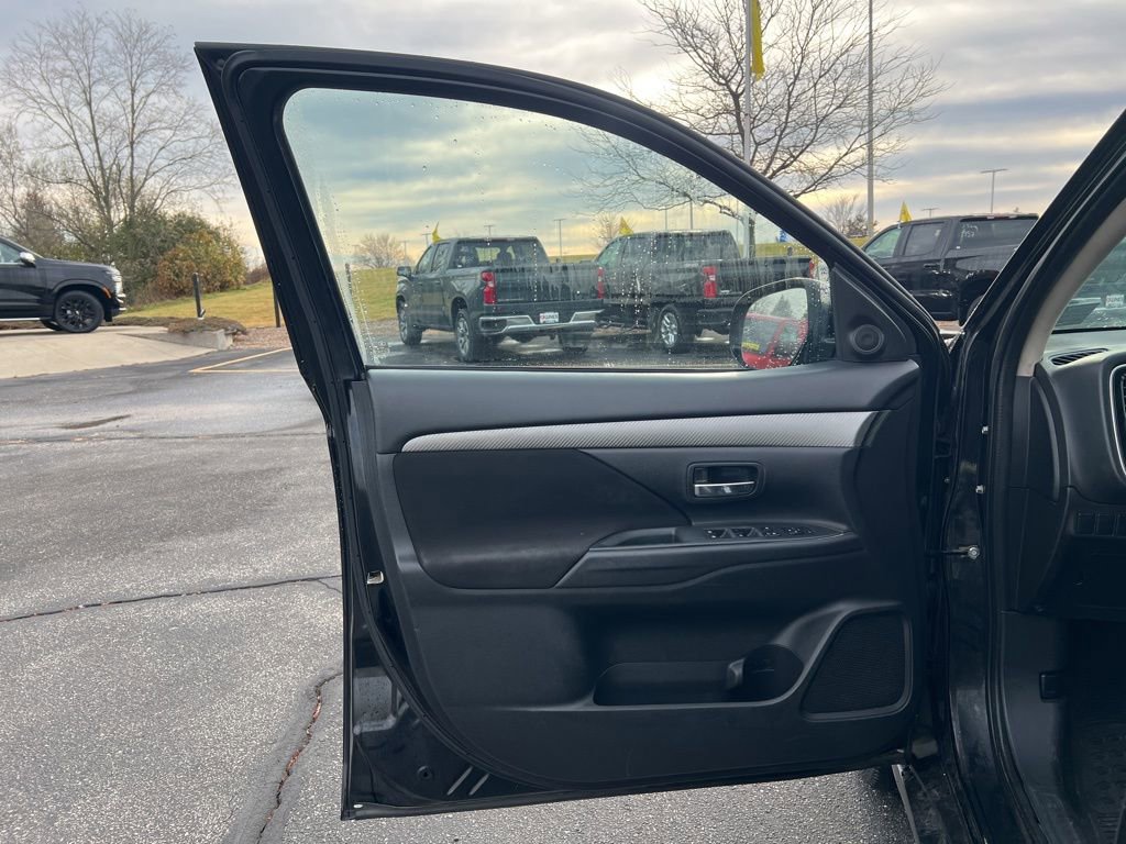 Used 2017 Mitsubishi Outlander SE image 7