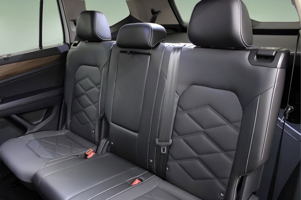 Used 2024 Volkswagen Atlas SE w/ Black Wheel Package FWD image 20