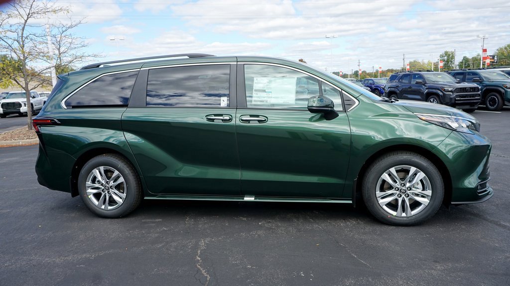 New 2025 Toyota Sienna XLE image 4