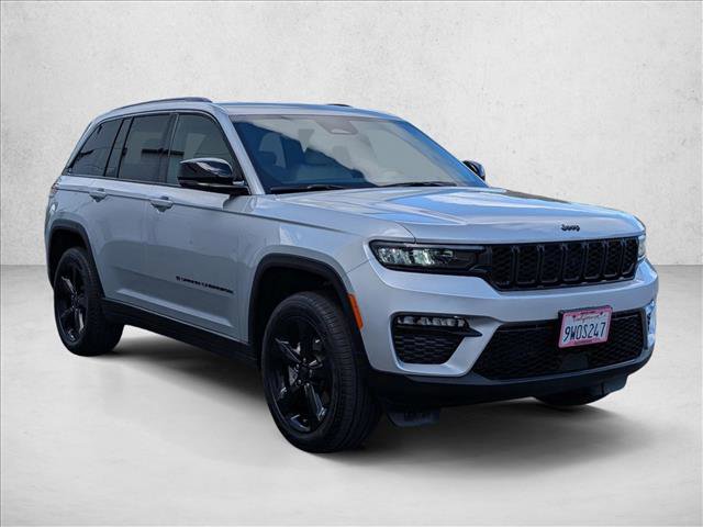 Used 2025 Jeep Grand Cherokee Limited w/ Black Appearance Package AWD/4WD image 3