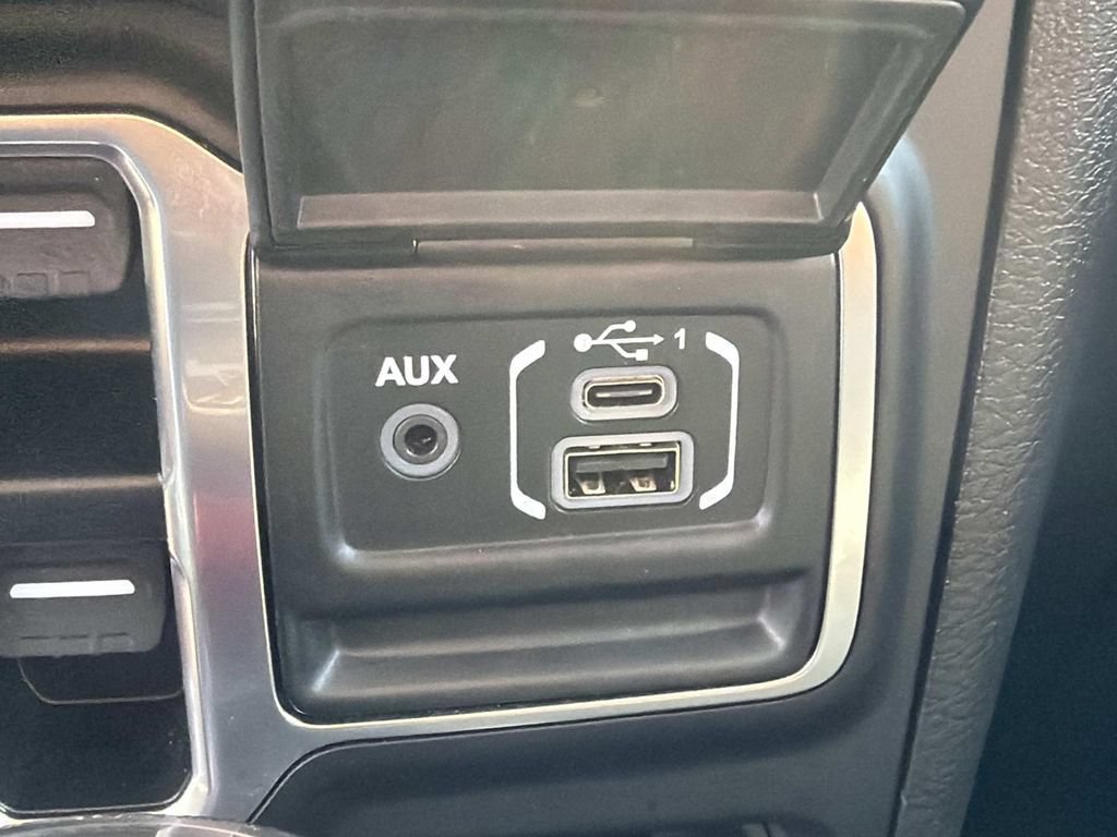 Used 2025 Jeep Wrangler Unlimited Sahara AWD/4WD image 30