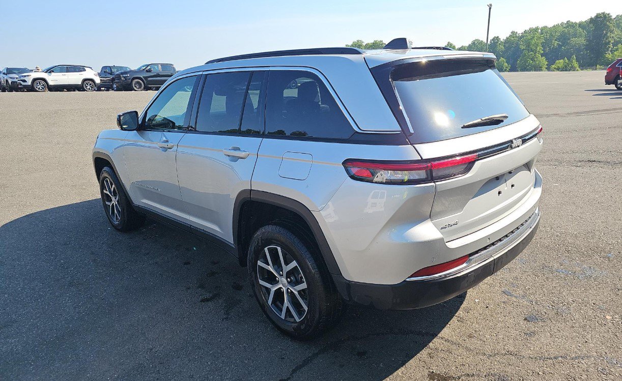 Used 2024 Jeep Grand Cherokee Limited w/ Trailer Tow Package AWD/4WD image 6