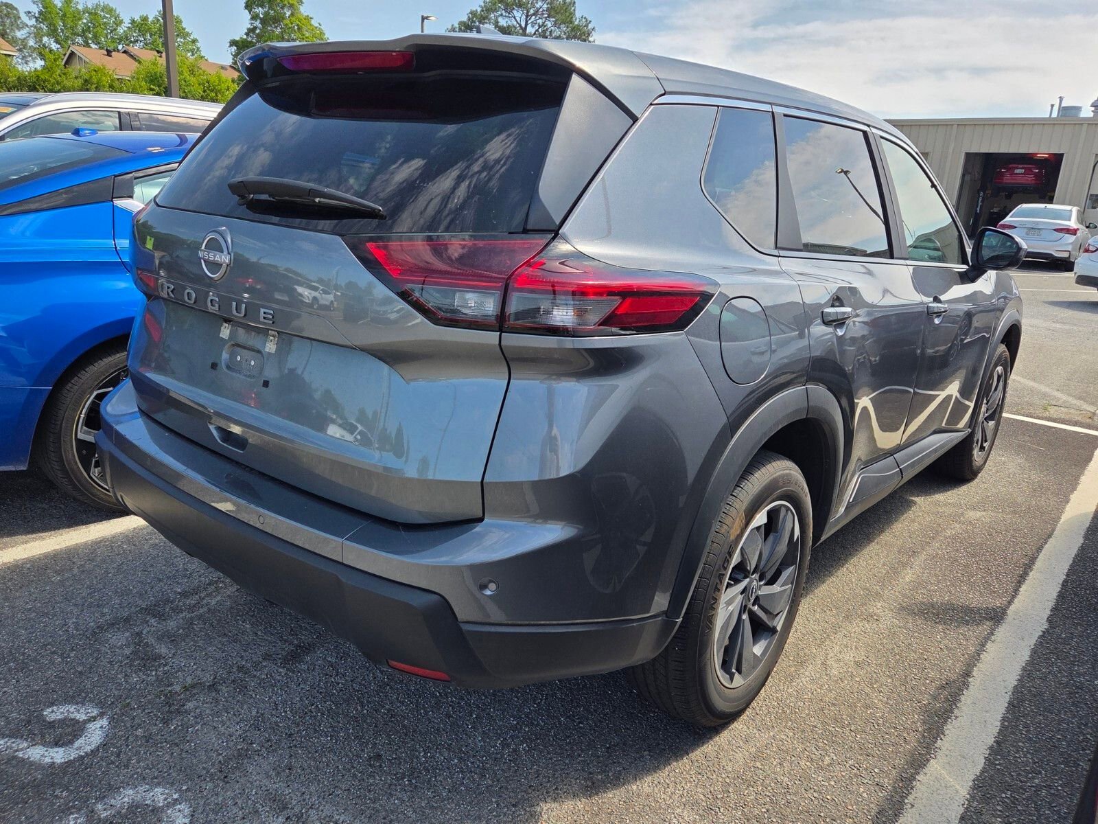 Used 2025 Nissan Rogue SV image 9